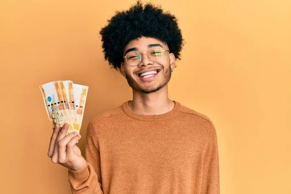 500 지폐를 아프리카계 미국인젊은 긍정적 보이는서 수있는 미소를 — 스톡 사진