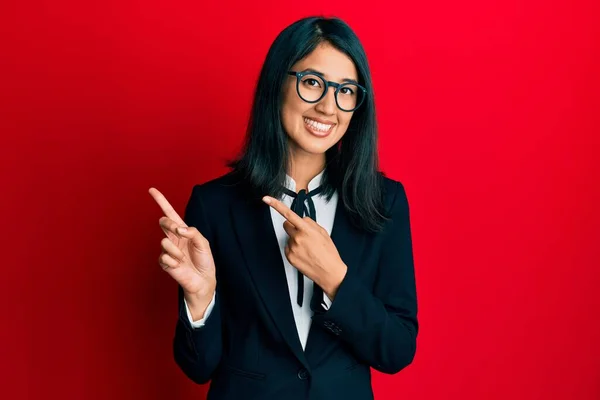 Mooie Aziatische Jonge Vrouw Dragen Business Suit Glimlachen Kijken Naar — Stockfoto