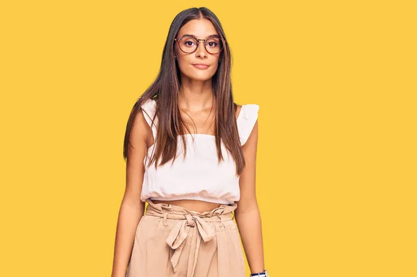 Gündelik Kıyafetler Gözlük Takan Genç Spanyol Kadın Yüzünde Ciddi Bir — Stok fotoğraf