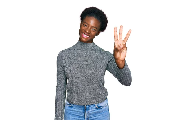 若いですアフリカ系アメリカ人の女の子身に着けていますカジュアル服ショーと指差し指番号3ながら笑顔自信と幸せ — ストック写真