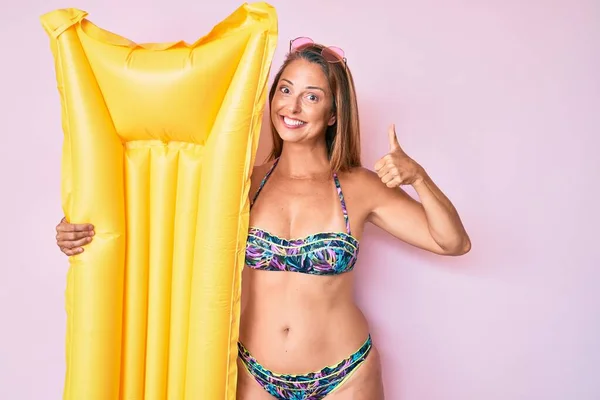 Middle Age Hispanic Woman Wearing Bikini Holding Summer Matress Float — Stockfoto