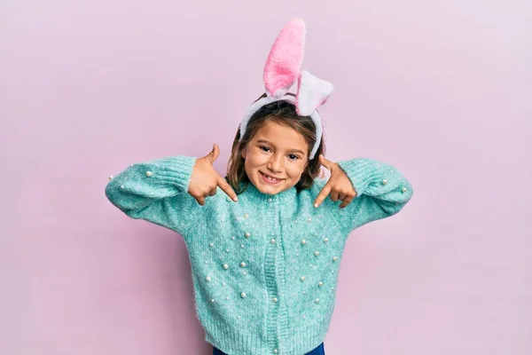 Pequena Menina Bonita Vestindo Orelhas Coelho Bonito Páscoa Olhando Confiante — Fotografia de Stock