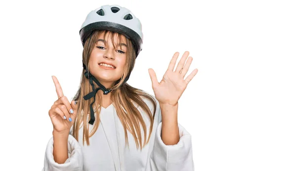 Adolescente Chica Caucásica Con Casco Bicicleta Mostrando Apuntando Hacia Arriba —  Fotos de Stock