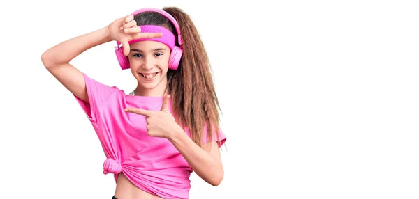 Menina Hispânica Bonito Vestindo Roupas Ginástica Usando Fones Ouvido Sorrindo — Fotografia de Stock