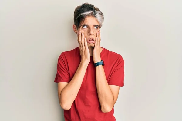 Jovem Hispânico Vestindo Roupas Casuais Mãos Cansadas Cobrindo Rosto Depressão — Fotografia de Stock