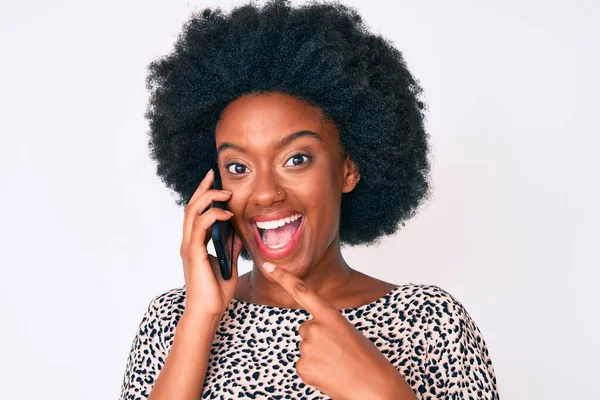 Joven Afroamericana Mujer Teniendo Conversación Hablando Teléfono Inteligente Sonriendo Feliz — Foto de Stock