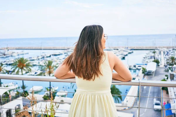 Giovane Donna Ispanica Sulla Vista Posteriore Appoggiata Sulla Balaustra Guardando — Foto Stock