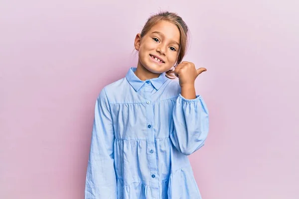 Kleines Schönes Mädchen Lässiger Kleidung Das Den Daumen Zur Seite — Stockfoto