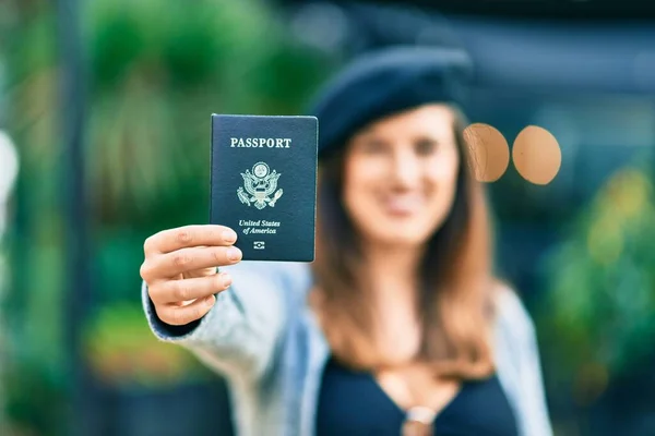 Joven Mujer Latina Vestida Estilo Francés Sosteniendo Pasaporte Ciudad — Foto de Stock