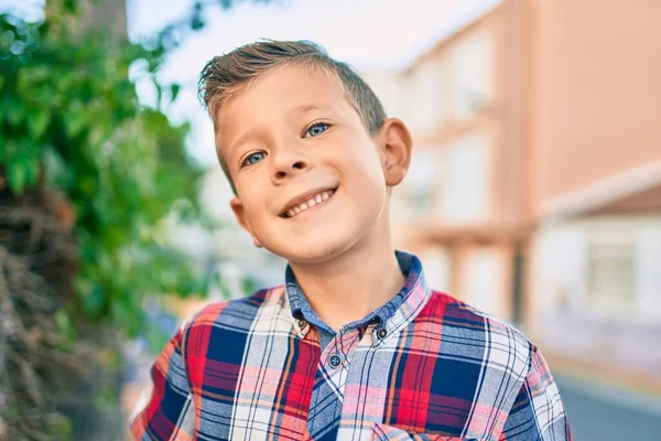 Чарівний Білий Хлопчик Посміхається Щасливий Стоячи Місті — стокове фото