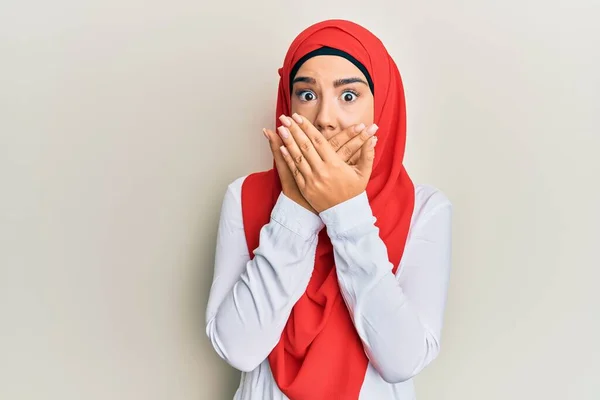 Młoda Piękna Latynoska Dziewczyna Nosząca Tradycyjny Islamski Szalik Hidżabski Zaszokowała — Zdjęcie stockowe