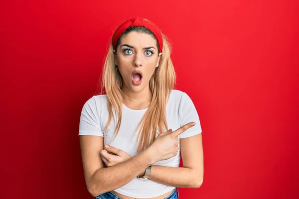 Mujer Joven Caucásica Con Camiseta Blanca Casual Sorprendida Señalando Con — Foto de Stock