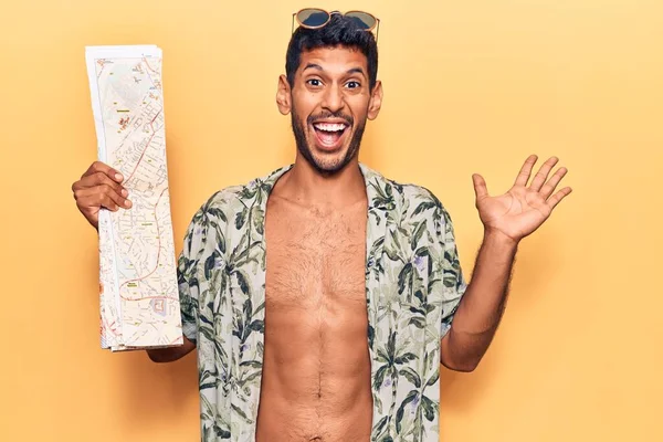 Mladý Latinský Muž Letní Košili Držící Mapu Města Slaví Vítězství — Stock fotografie