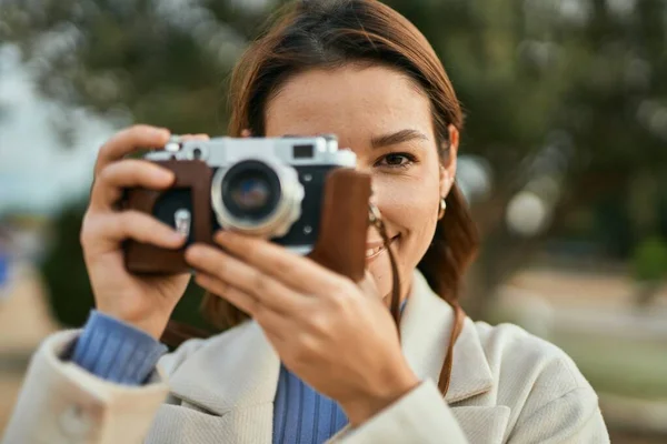 年轻的惊慌失措的女游客在公园里用老式相机开心地微笑着 — 图库照片