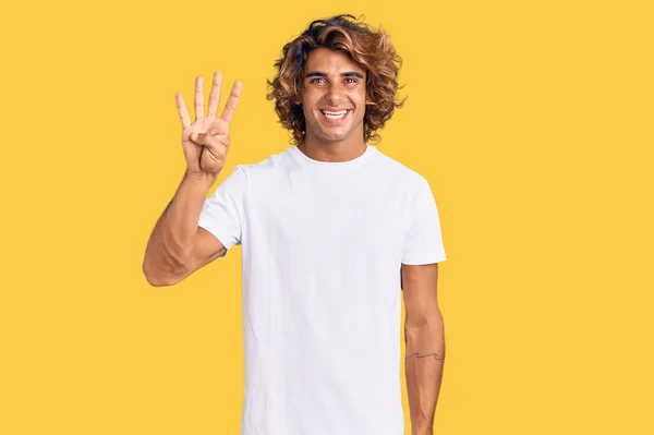 Giovane Uomo Ispanico Indossa Casual Maglietta Bianca Mostrando Indicando Con — Foto Stock