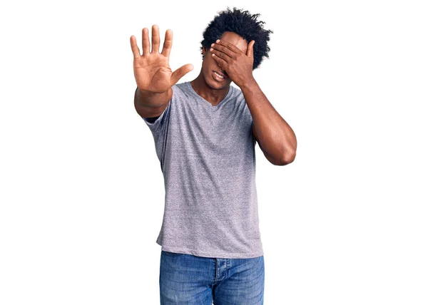 Knappe Afro Amerikaanse Man Met Afrohaar Die Casual Kleren Draagt — Stockfoto