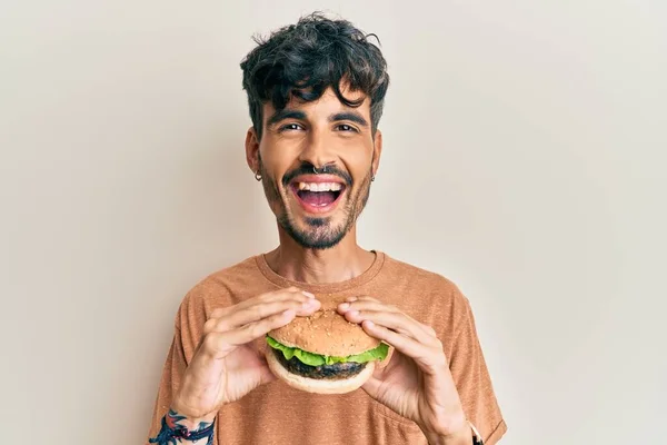 Genç Spanyol Bir Adam Lezzetli Bir Klasik Burger Yiyor Kahkahalarla — Stok fotoğraf