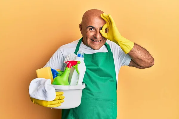 Mature Middle East Man Wearing Cleaner Apron Holding Cleaning Products — 图库照片