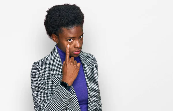 Jovem Afro Americana Vestindo Roupas Casuais Apontando Para Olho Observando — Fotografia de Stock