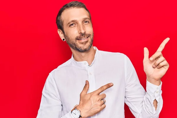 Joven Hombre Guapo Con Ropa Casual Sonriendo Mirando Cámara Apuntando — Foto de Stock