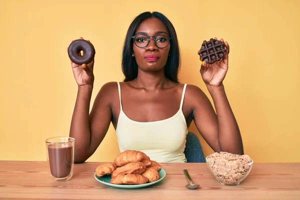 Jeune Femme Afro Américaine Tenant Beignet Chocolat Une Gaufre Pour — Photo