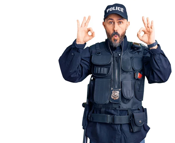 Νεαρός Όμορφος Άντρας Που Φοράει Αστυνομική Στολή Δείχνει Έκπληκτος Και — Φωτογραφία Αρχείου