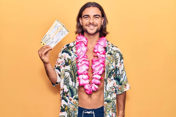 Jovem Homem Bonito Vestindo Roupa Banho Hawaiian Lei Segurando Cartão — Fotografia de Stock