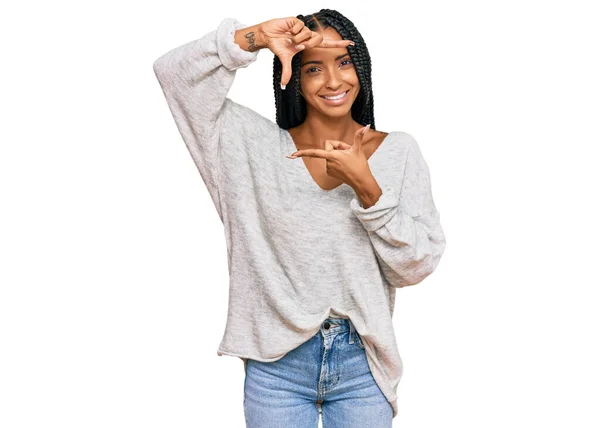 幸せな顔で手や指でフレームを作る笑顔カジュアルな服を着て美しいヒスパニック系の女性 創造性と写真の概念 — ストック写真