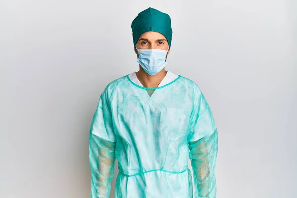 Joven Hombre Guapo Con Uniforme Cirujano Máscara Médica Deprimido Preocuparse —  Fotos de Stock