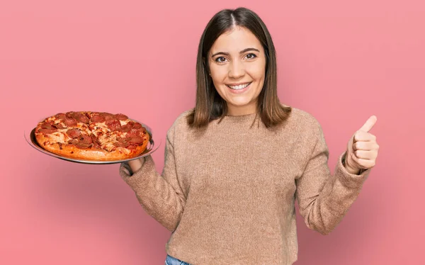 Jovem Mulher Bonita Segurando Pizza Italiana Sorrindo Feliz Positivo Polegar — Fotografia de Stock