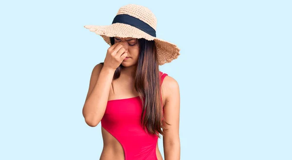 Junge Schöne Lateinische Mädchen Badebekleidung Und Sommermütze Müde Reiben Nase — Stockfoto