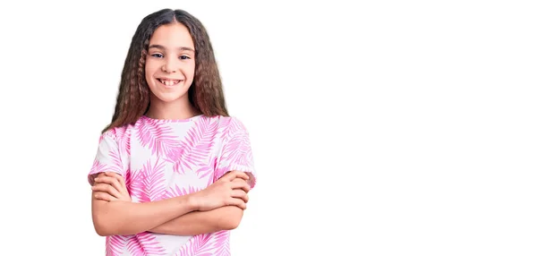 Cute Latynoski Dziewczynka Noszenie Ubrań Casual Szczęśliwy Uśmiech Twarzy Skrzyżowanymi — Zdjęcie stockowe