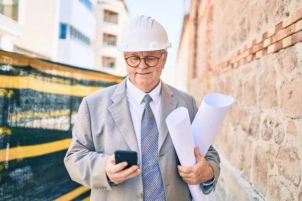 Senior Grey Haired Architect Man Holding Blueprints Using Smartphone Street — Stock Photo, Image