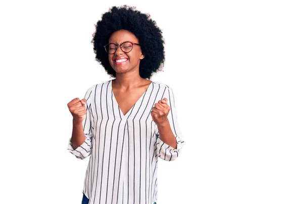 Молодая Африканская Американка Повседневной Одежде Очках Радовалась Успеху Поднятыми Руками — стоковое фото
