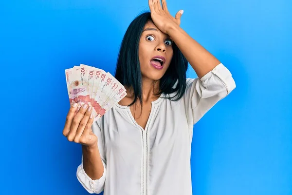 Junge Afrikanisch Amerikanische Frau Die Kolumbianische Pesos Banknoten Hält Überrascht — Stockfoto