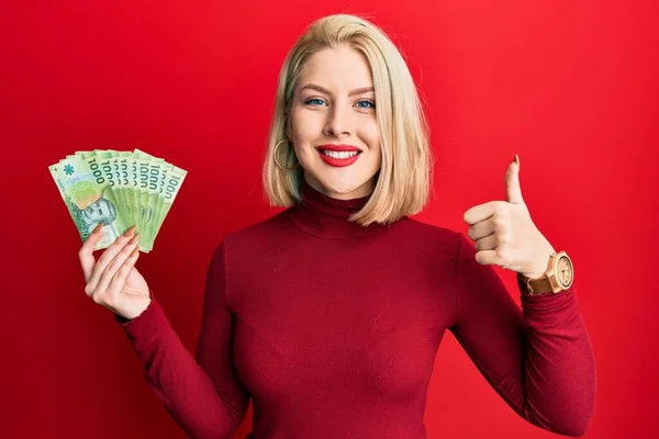 Mujer Rubia Joven Sosteniendo 1000 Pesos Chilenos Sonriendo Feliz Positivo — Foto de Stock