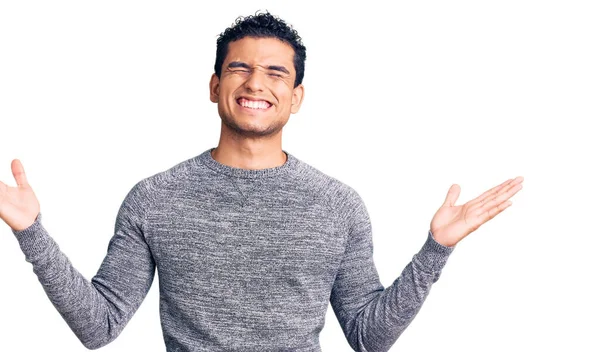 Der Hispanische Gutaussehende Junge Mann Lässigem Pullover Feiert Verrückt Und — Stockfoto