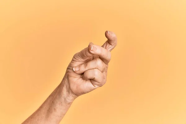 シニアCaucasian手以上黄色隔離された背景スナップ指のための成功 簡単かつクリックシンボルジェスチャーとともに手 — ストック写真