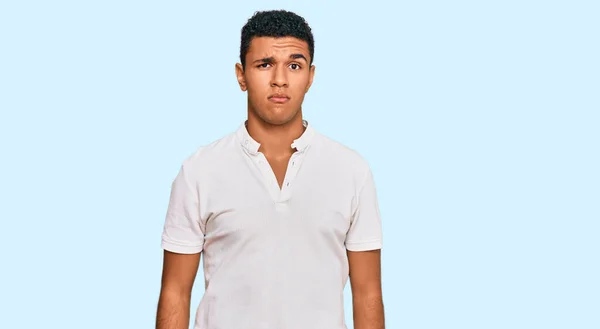 Jeune Homme Arabe Portant Des Vêtements Décontractés Sceptiques Nerveux Fronçant — Photo