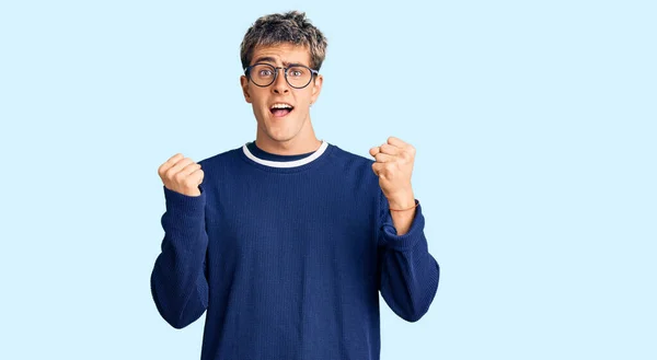 Ein Junger Gutaussehender Mann Lässiger Kleidung Und Brille Feiert Überrascht — Stockfoto