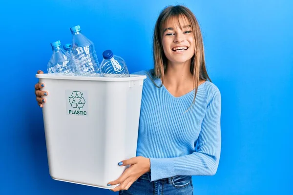 Adolescente Caucasiano Menina Segurando Saco Reciclagem Com Garrafas Plástico Comemorando — Fotografia de Stock