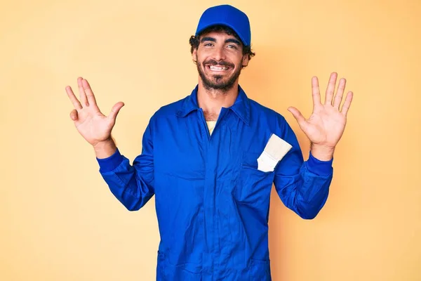 Bello Giovane Uomo Con Capelli Ricci Orso Indossa Costruttore Tuta — Foto Stock