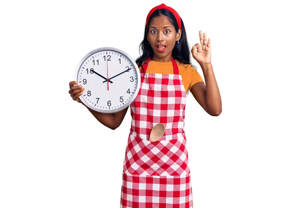Menina Indiana Jovem Vestindo Avental Cozinheiro Segurando Grande Relógio Fazendo — Fotografia de Stock