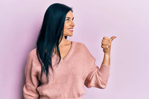 Mujer Joven Caucásica Vistiendo Ropa Casual Sonriendo Con Cara Feliz —  Fotos de Stock