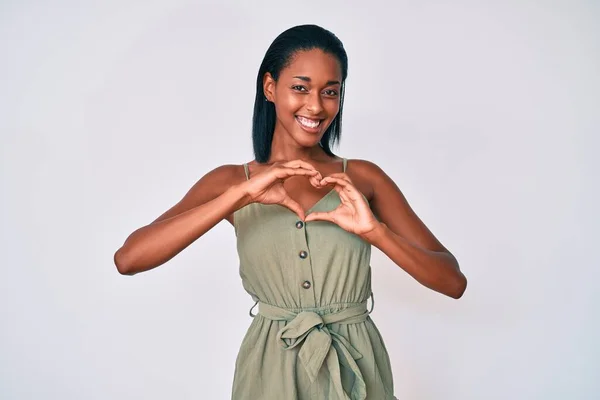 Joven Mujer Afroamericana Vistiendo Ropa Casual Sonriendo Amor Haciendo Forma — Foto de Stock