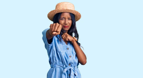 Jong Indiaans Meisje Dragen Zomer Hoed Ponsen Vuist Naar Vechten — Stockfoto