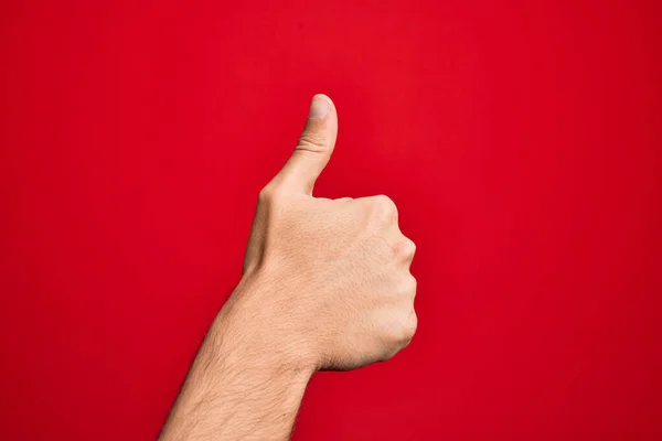 Kafkas Genci Parmaklarını Izole Edilmiş Kırmızı Arka Planda Gösteriyor Başparmak — Stok fotoğraf