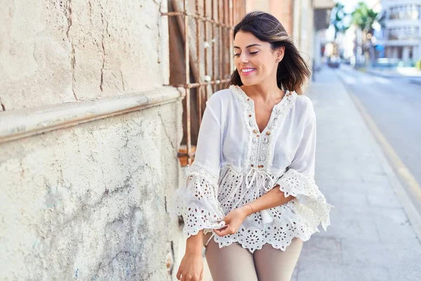 Mulher Bonita Vestindo Roupas Elegantes Andando Pela Rua — Fotografia de Stock