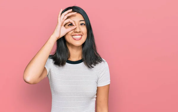 Bella Asiatica Giovane Donna Indossa Casual Shirt Bianca Facendo Gesto — Foto Stock