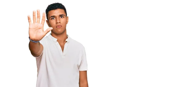 Joven Árabe Vestido Con Ropa Casual Haciendo Dejar Cantar Con —  Fotos de Stock